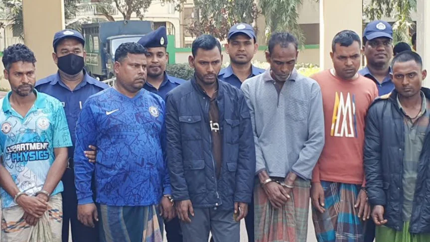 গাছ ফেলে বিআরটিসি বাসে ডাকাতি, গ্রেপ্তার ৬